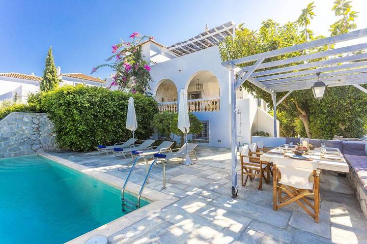 Villa for 9 people, with Balcony and Garden in Spetses