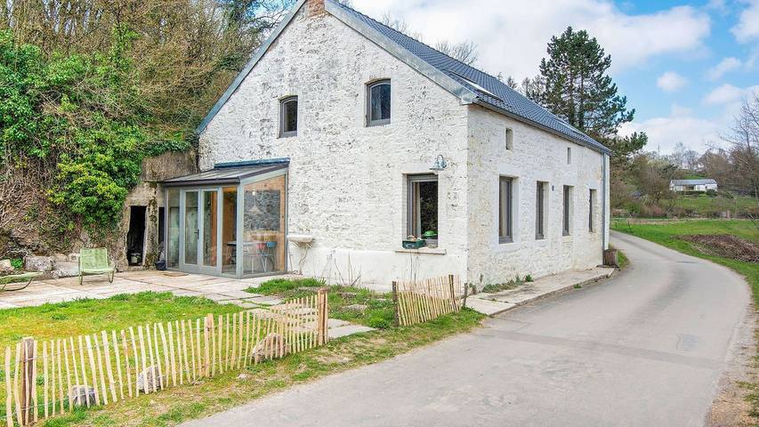 Location de vacances pour 7 personnes, avec jardin à Philippeville
