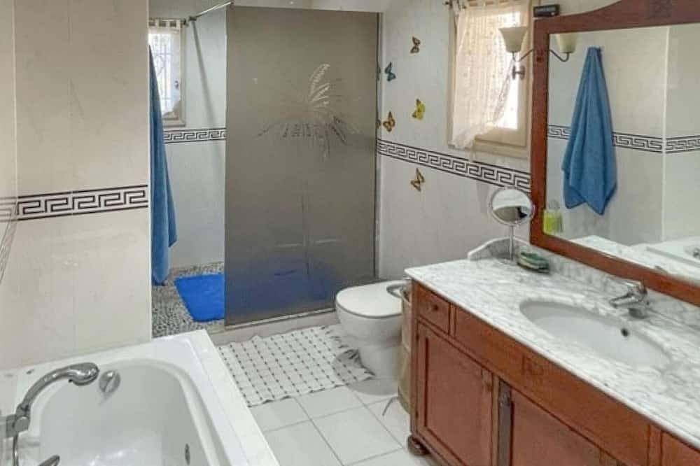 Lovely home in La Roque-sur-Pernes in La Roque-sur-Pernes, Vaucluse