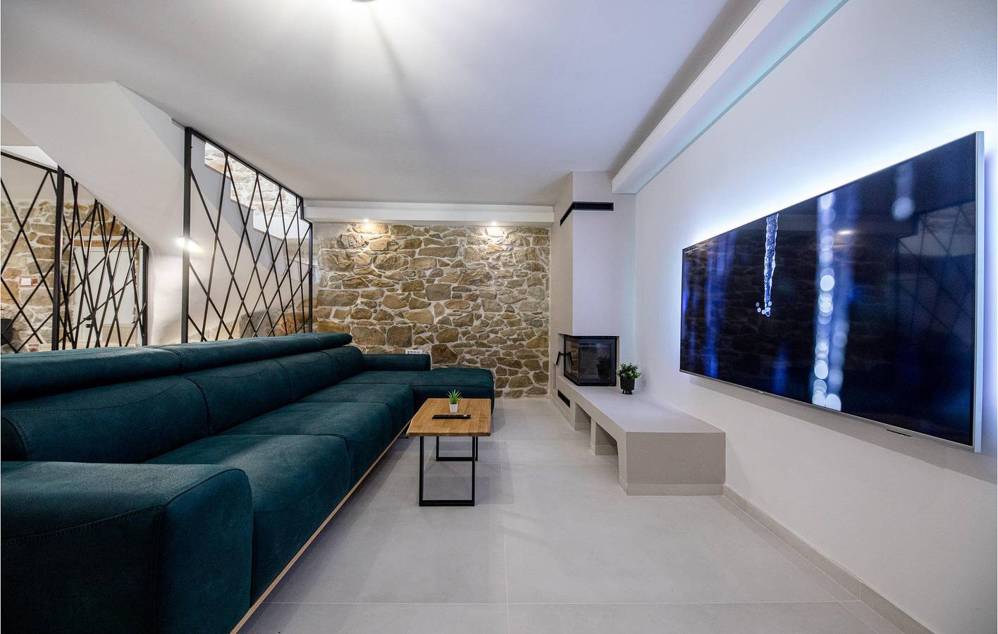 Charmante 230 m² große Ferienwohnung mit Pool, in der Nähe des FKK-Strandes von Kandarola in Palit, Rab