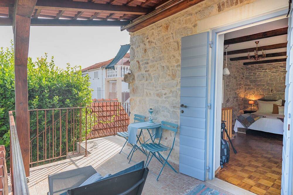 Traditionelles Steinhaus am Meer in Preko in Plaža Jaz, Poljana
