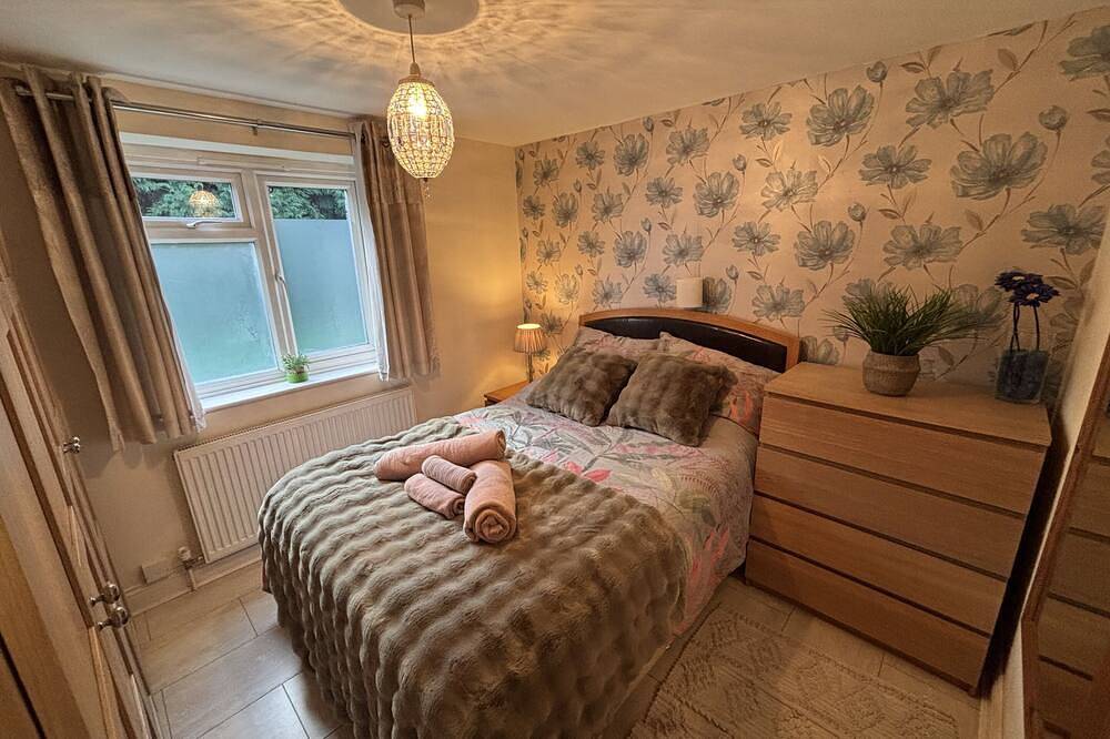 Ganze Wohnung, Ideally Located-Komfort-Apartment-Eigenes Badezimmer-Gartenblick in Crawley, West Sussex