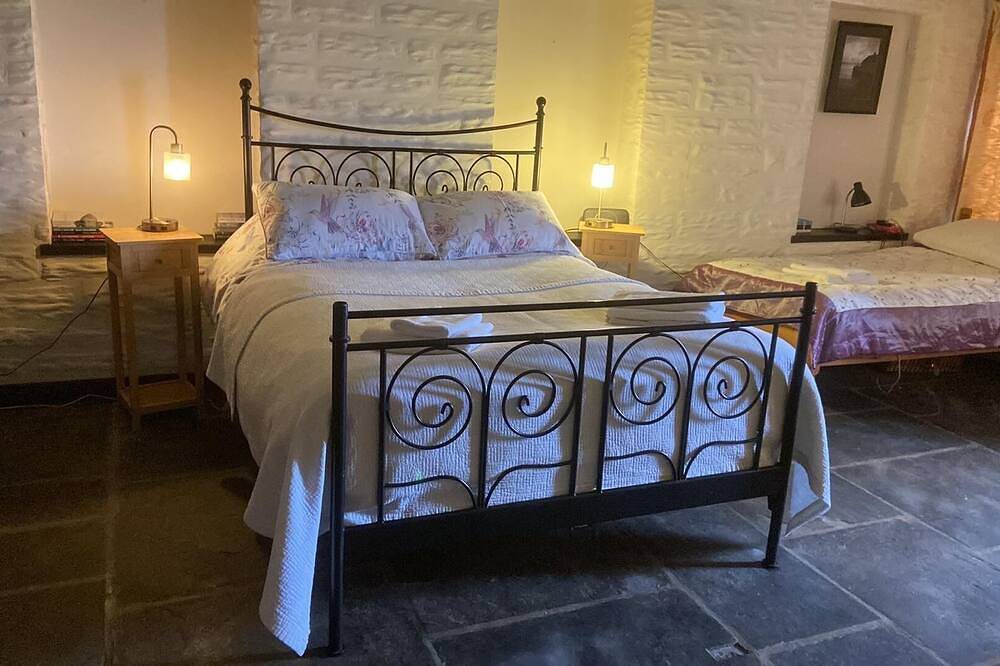Cottage Sleeps 9 with Sea Views and Parking in Orkney Islands
