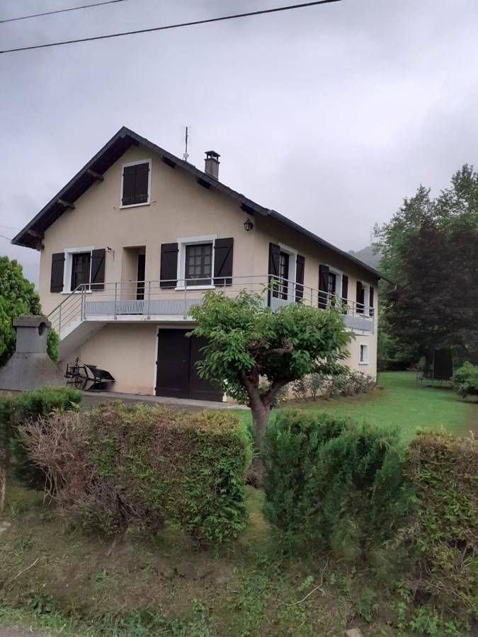 Gîte pour 8 personnes, avec jardin et vue à Roquiague
