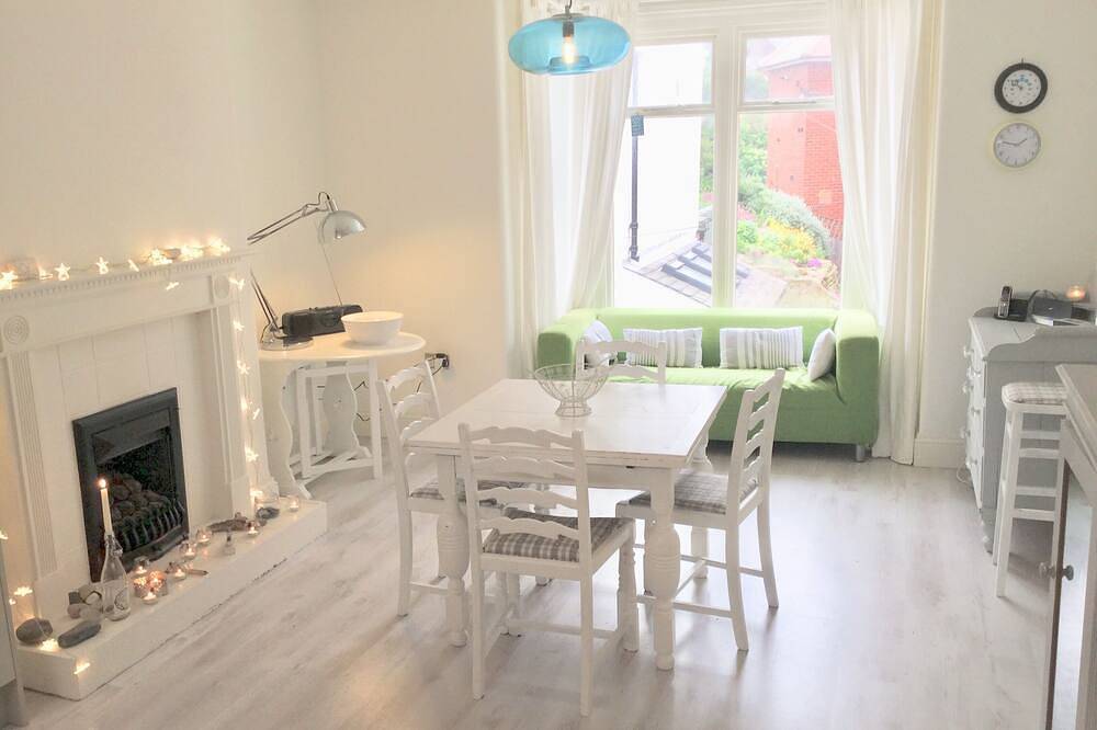Entire apartment, Stunning Sandsend Property  - 30 meters from the beach! in Sandsend, North York Moors National Park