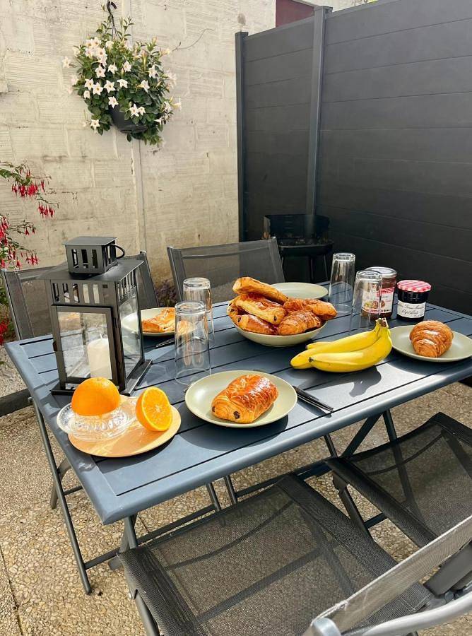 Appartement entier, Charming Stay - Private Terrace - 20 min Disney in Meaux, Seine-et-Marne