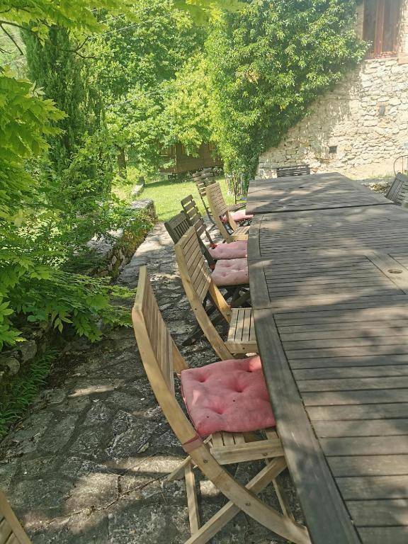 Location de vacances pour 18 personnes, avec Terrasse ainsi que Jardin et Vue dans Vachères-en-Quint