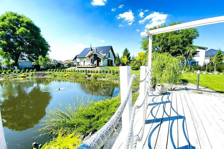 Diese wunderschöne Villa liegt am Wasser, umgeben von Wald. in Kujawien-Pommern