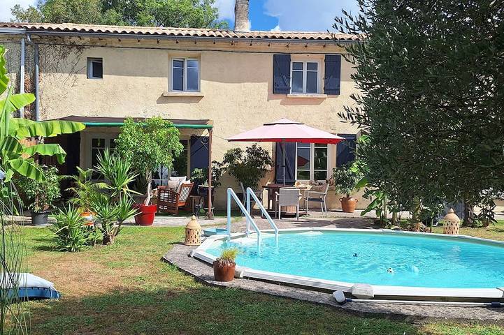 Gîte pour 4 personnes, avec jardin et piscine à Cubnezais