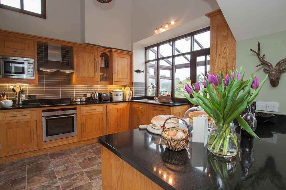 Entire apartment, Tyan - luxury pet friendly cottage with stunning views in Lake District