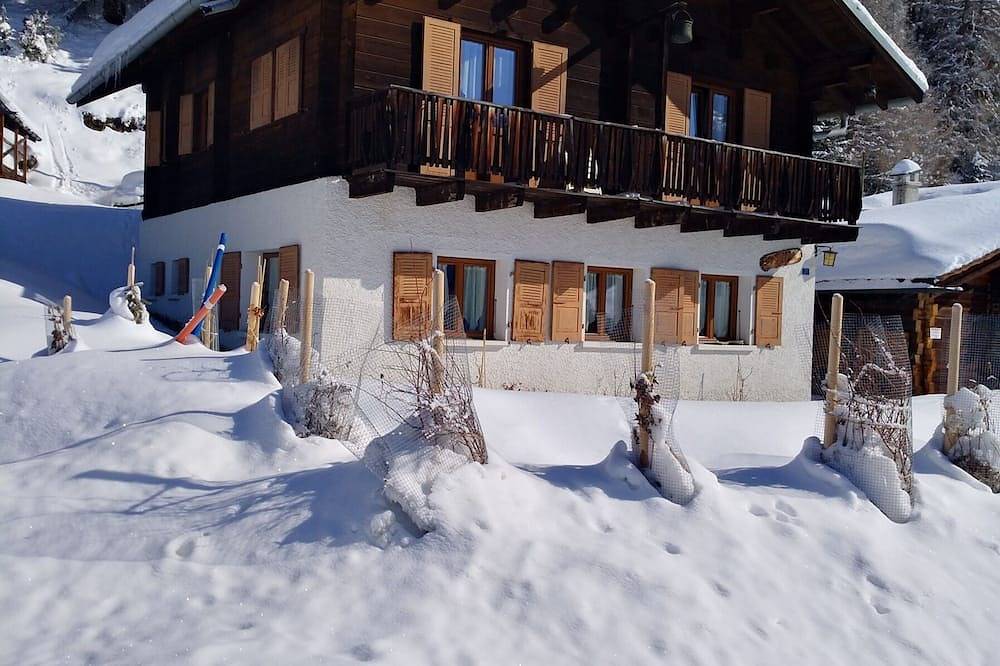 Außen: Chalet von ca. 132m2, für 10 Personen, mit Garten und Gartenmöbeln -Innen: Wohnzimmer mit Ess in Chandolin, Anniviers