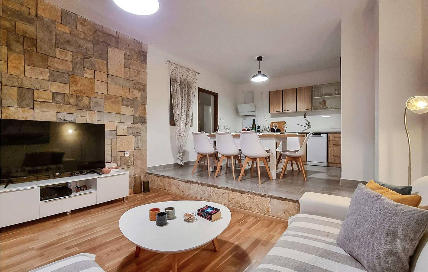 Sonniges Apartment mit Pool und Parkplatz – WLAN inklusive in Grad Benkovac, Zadar