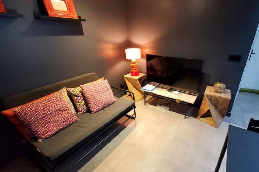 Entire apartment, Petit Loft Avec Terrasse Arborée au Lilas in Les Lilas, Seine-Saint-Denis