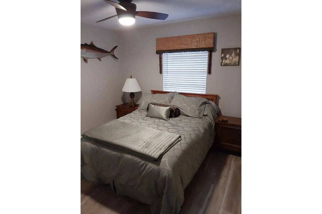 Spacious \"The Lodge\" 3 bed 2 bath w/Pool and plenty of Boat or Rv parking!! in Mount Dora, Lake County