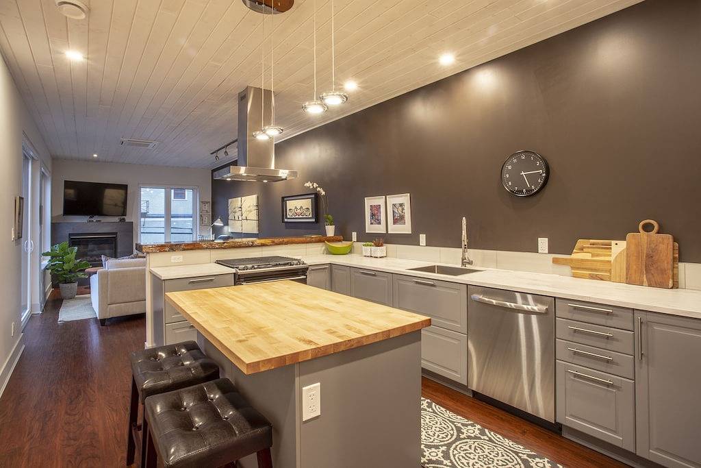 Ganze Wohnung, Baker Street Central - Balkon mit unglaublichem Bergblick in Nelson, Whitewater Ski Resort