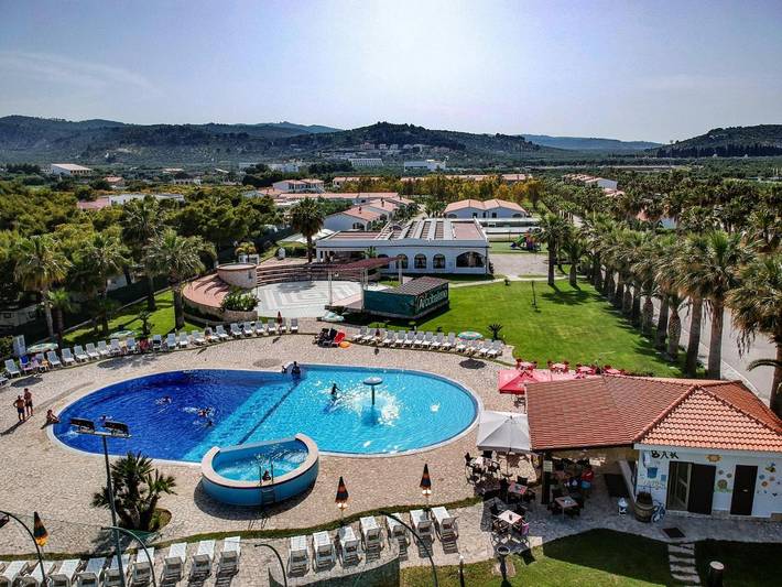 Villaggio vacanza per 5 persone, con Balcone e Terrazza nonché Idromassaggio e Giardino in Puglia