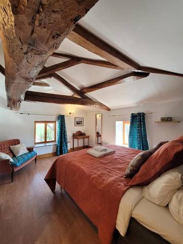 Location de vacances pour 2 personnes, avec piscine ainsi que jardin et vue à Azé (Saône-et-Loir)