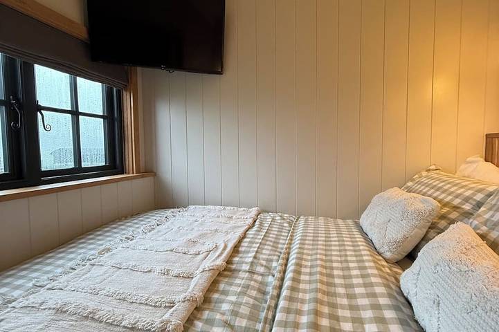 Luxury Shepherd Hut situated on a private 30 acre estate in the heart of Rutland in Ketton, Rutland