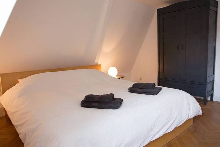 Ganze Wohnung, Canal house top floor in historic center Gouda in Gouda, Groene Hart