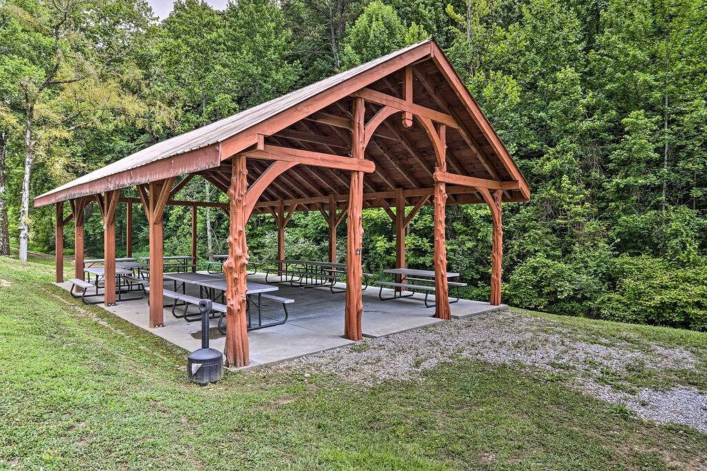 Pigeon Forge Getaway w/ Covered Patio & Hot Tub! in Pigeon Forge, Sevier County