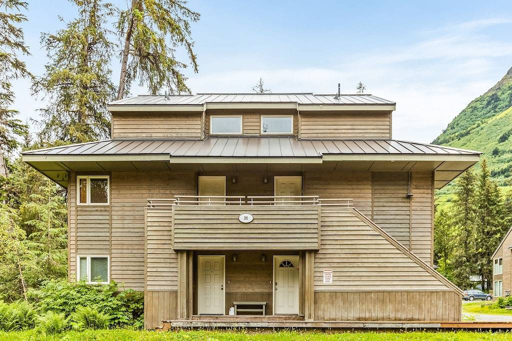 Lovely home with fireplace & full kitchen - steps from the slopes in Girdwood, Anchorage