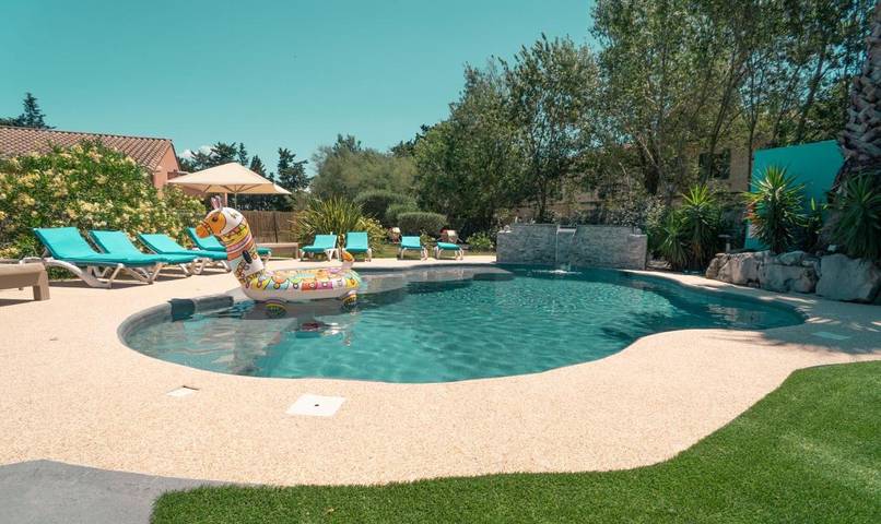 Hôtel pour 6 personnes, avec vue ainsi que piscine et jardin à Bellegarde - 2