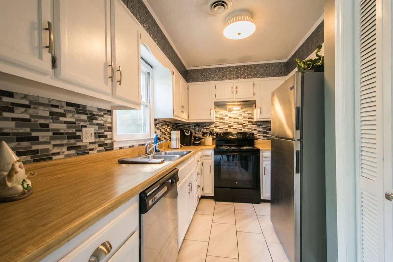 Charming 2Br Townhouse w Patio Walk to Main St in Hendersonville, Henderson County (NC)