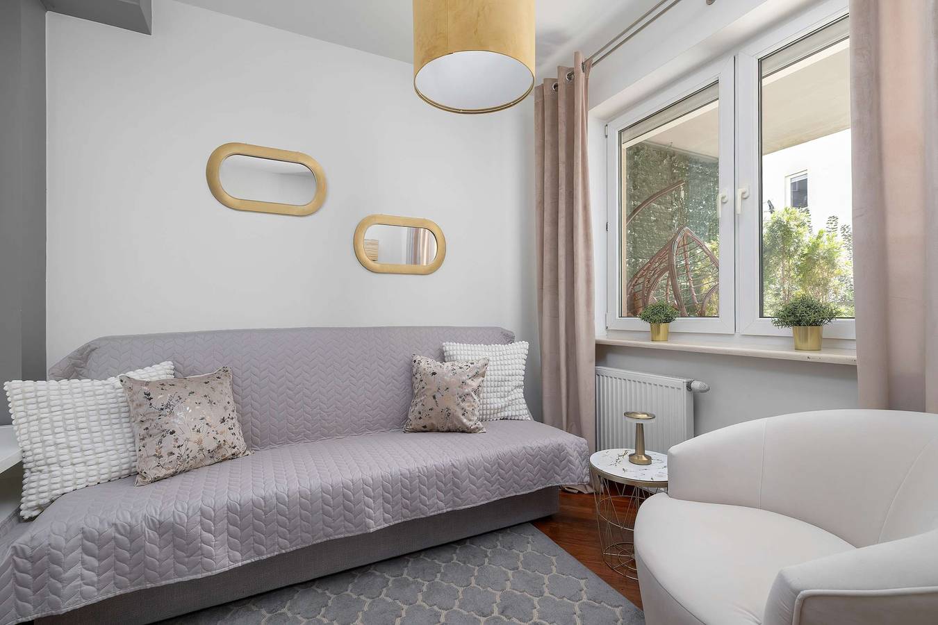 Appartamento intero, Marczyńskiego 3 Kraków | Grey and Pink Apartment with Parking, Desk, Terrace and Jacuzzi Bathtub in Cracovia, Piccola Polonia