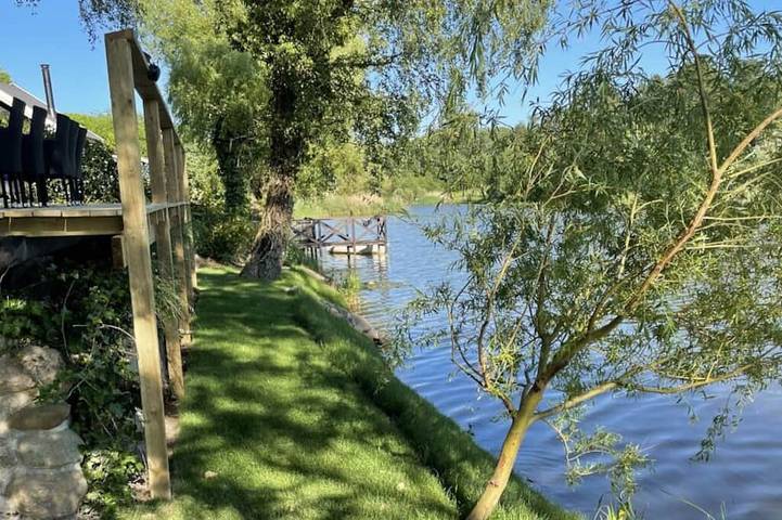 Cozy cottage with water views from the beds in Egedal