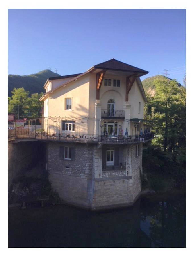 Gîte pour 6 personnes, avec terrasse ainsi que vue sur le lac et vue à Thoirette