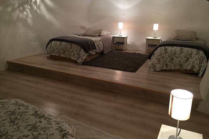 Location de vacances pour 5 personnes, avec terrasse ainsi que piscine et jardin à Saint-André-de-Cruzières - 2