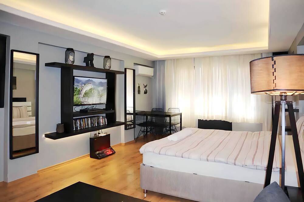 Apartamento entero, Cozy Central Apartment with Elevator&Patio Near Metro 2 minute walking in Şişli, Estambul