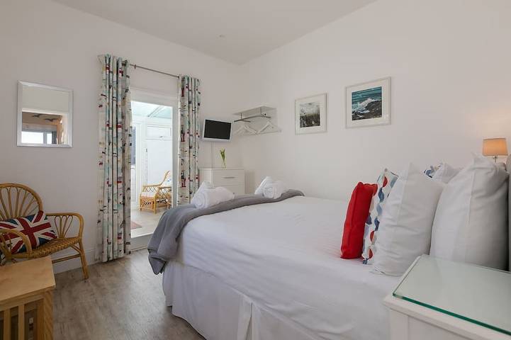 Entire apartment, SeaCrest 1, St Ives – Sleeps 6 – On-Site Parking – Sea Views in St. Ives, Cornwall