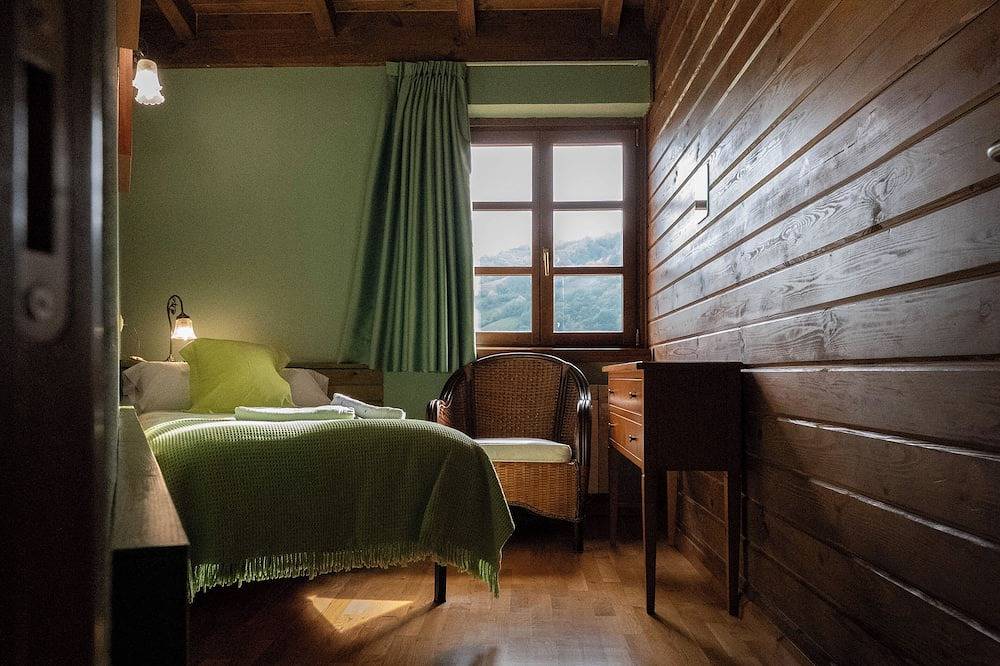 Casa Rural con Chimenea y Vistas a la Montaña in Lena, Cordillera Cantábrica
