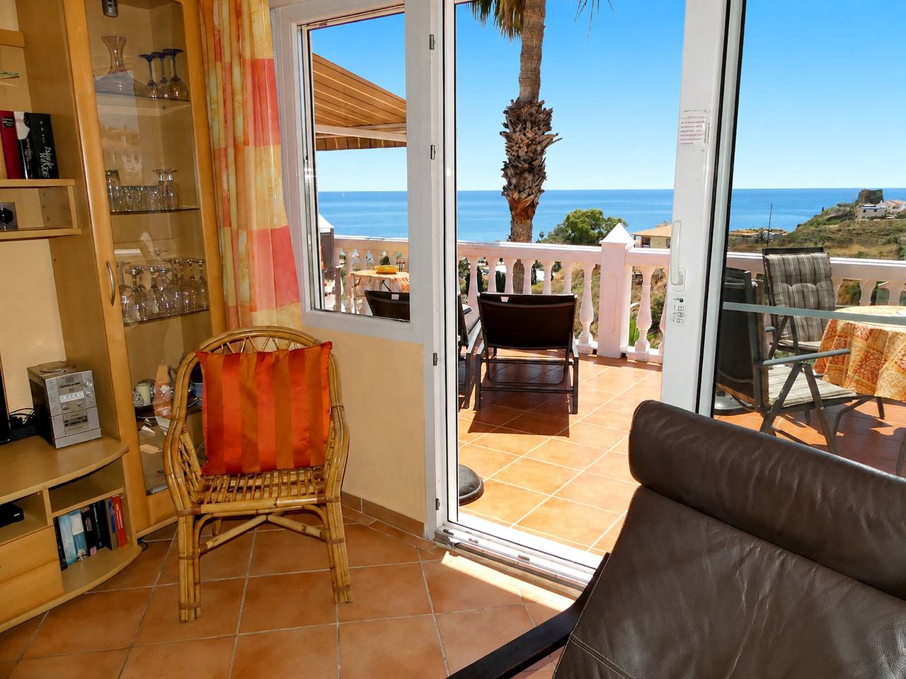 Apartamento entero, Apartamento 'Casa Bena' con gran balcón, preciosas vistas al mar y Wi-Fi gratis in Playa de Benajarafe, Vélez-Málaga