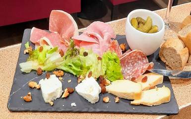 Hôtel pour 3 personnes, avec terrasse à Montmarault