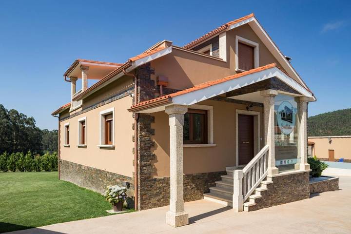 Casa de vacaciones para 16 personas, con terraza y vistas además de piscina y jardín, Se admiten mascotas en Meis