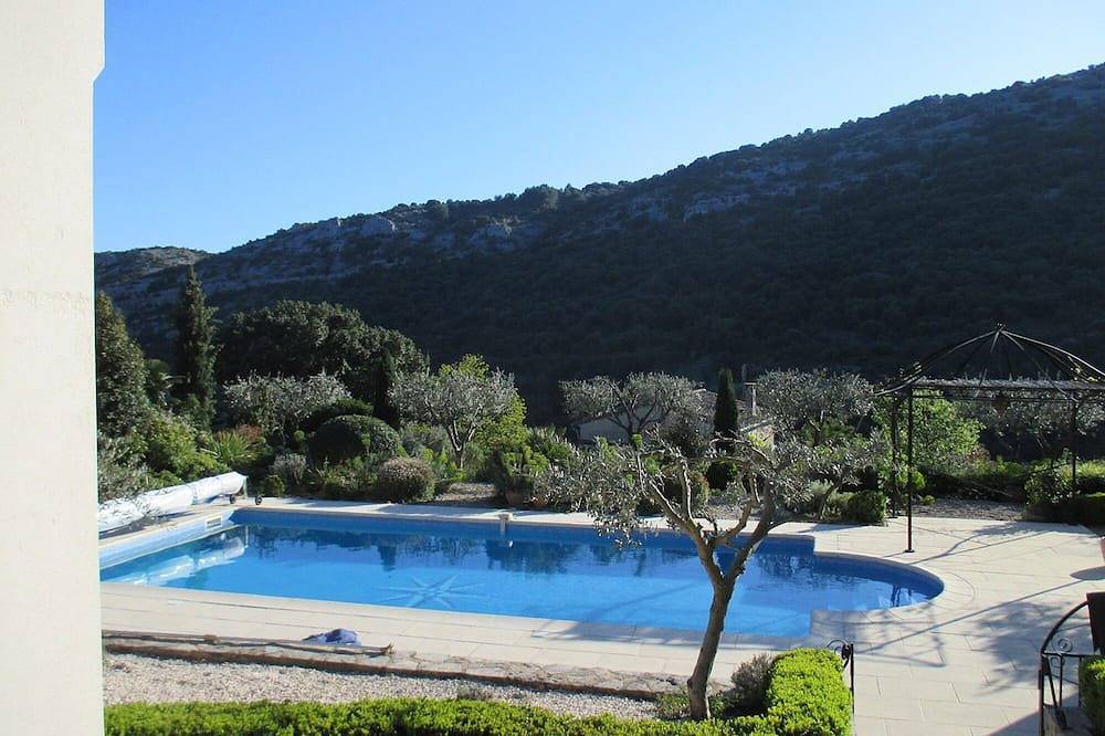 Entire apartment, New studio in beautiful property with swimming pool and views of the Ardèche gorges in Saint-Martin-d'Ardèche, Gorges de l’Ardèche