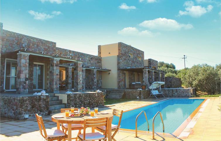 Apartamento junto a la playa con piscina, WiFi y aparcamiento, a 2 km de la playa de Kleidi. in Perdika, Egina
