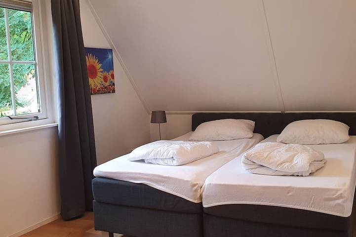 Freistehende reetgedeckte 4-Personen Ferienvilla mit großem Privatgarten in Regio Zwolle