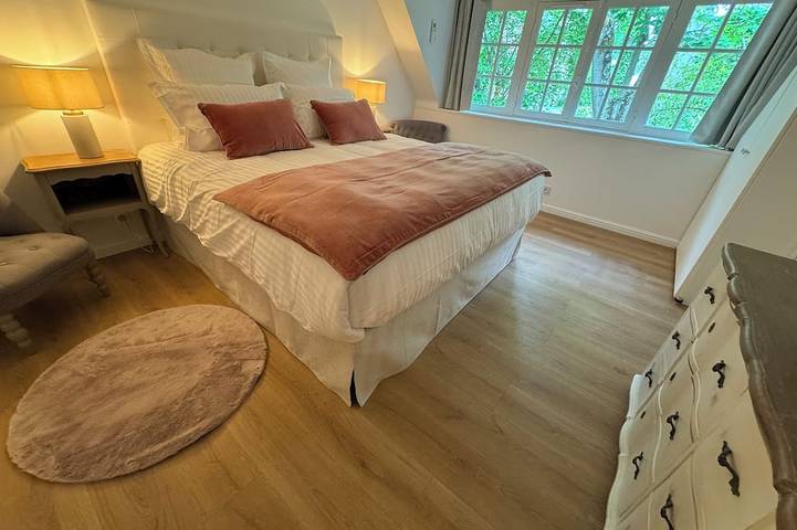 Villa de Luxe Avec Climatisation et Terrasse, Idéal Pour Visiter Paris! in Versailles, Yvelines