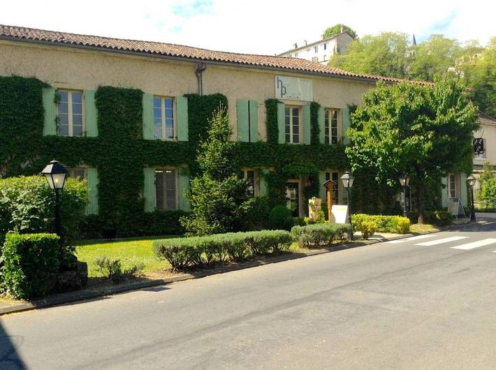 Hôtel pour 3 personnes, avec terrasse ainsi que jardin et piscine, animaux acceptés à Aubeterre-sur-Dronne