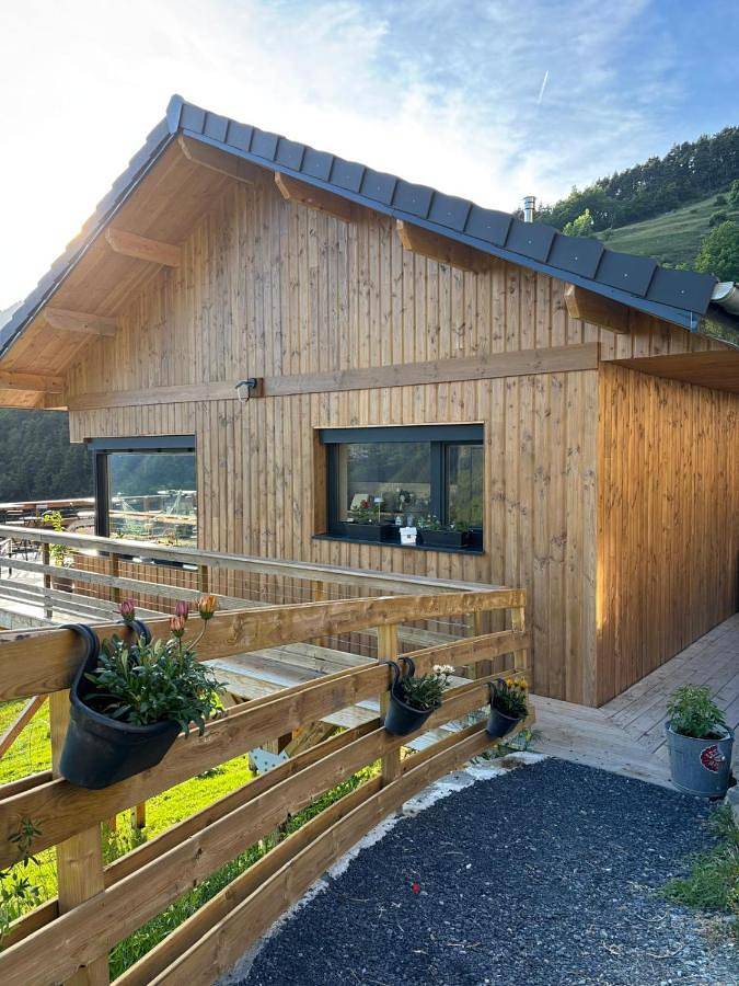 Location de vacances pour 2 personnes, avec Balcon et Terrasse ainsi que Jardin et Vue à Saint-Marcel (Savoie)