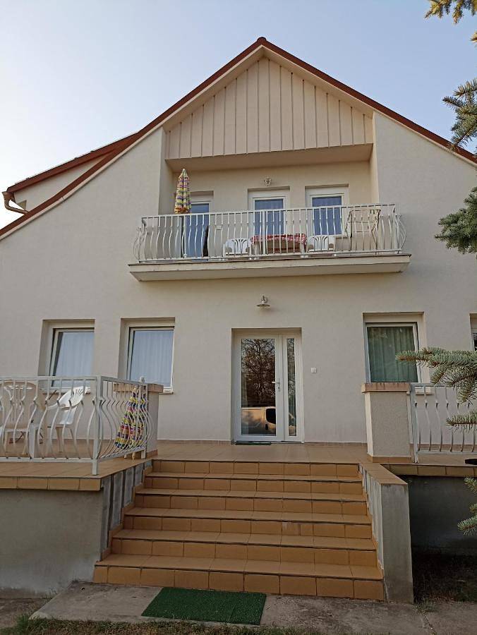 Ferienwohnung für 3 Personen, mit Balkon und Terrasse sowie Garten und Pool in Gyenesdias