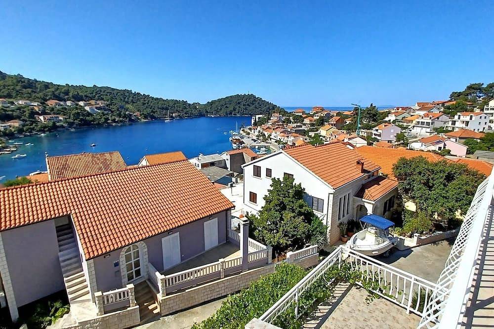 Entire apartment, Bertie's Lodge - Comfort One Bedroom Apartment with Balcony and Sea View in Blato, Korcula