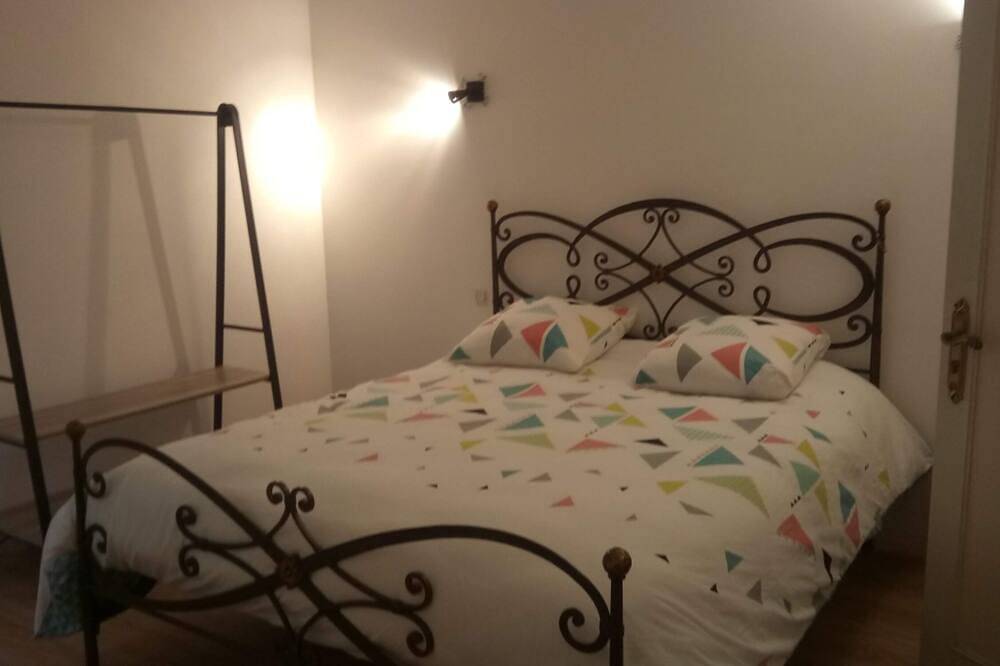 Grand gîte avec piscine privée couverte et chauffée, location we et semaine. in Plounérin, Région de Lannion
