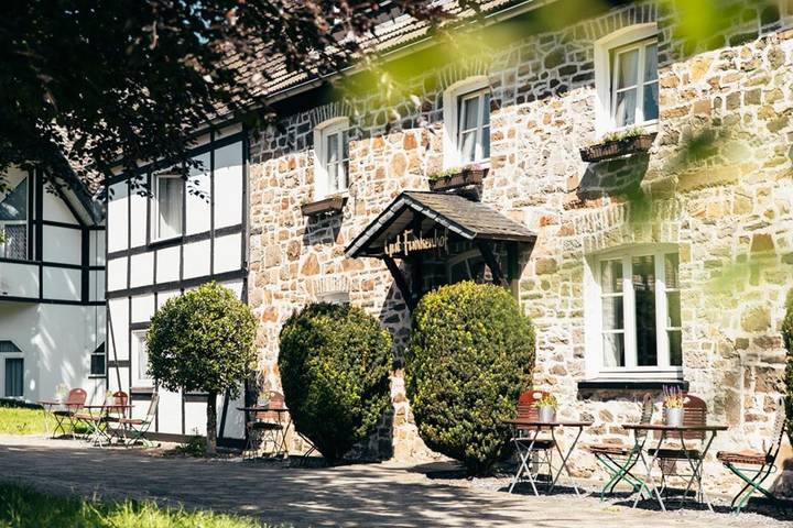 Hotel für 4 Personen, mit Balkon und Terrasse sowie Garten und Pool in Sundern