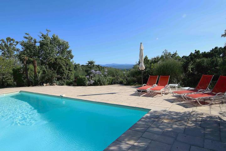 Gîte pour 8 personnes, avec piscine, animaux acceptés à Tourtour - 2