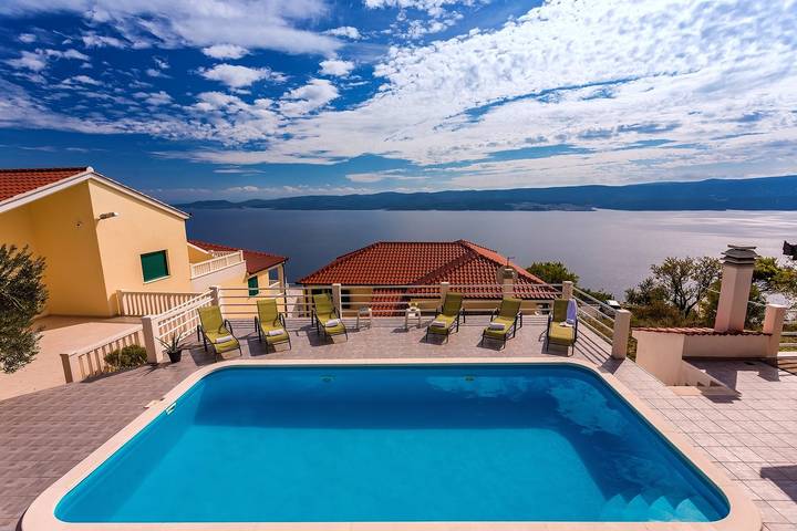 Ferienhaus für 12 Personen, mit Balkon/Terrasse und Meerblick sowie Garten und Pool in Lokva Rogoznica