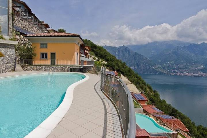 Appartamento per 4 persone, con vista lago e balcone/terrazza nonché piscina in Provincia di Bergamo